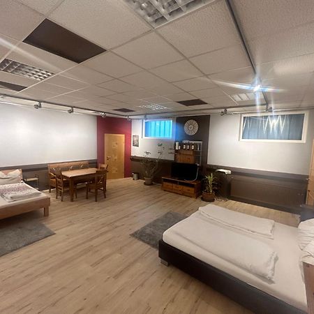 Nous Cafe & Restaurant Hotell Krumnussbaum Eksteriør bilde
